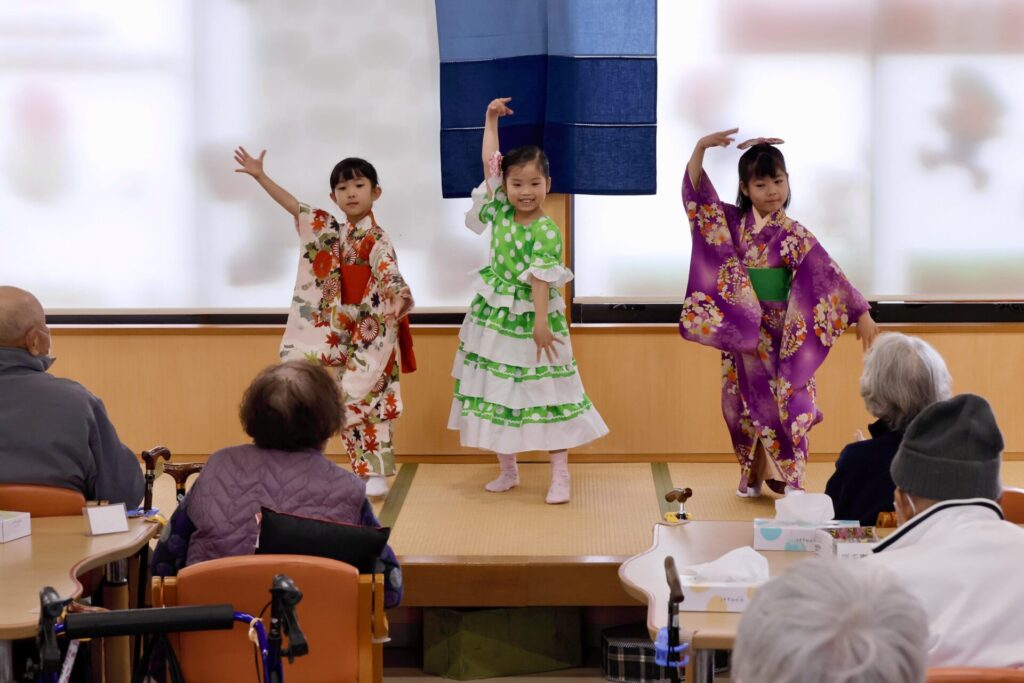 ふらめん子、あーと、瑞葉さん三人で踊るフラメンコ