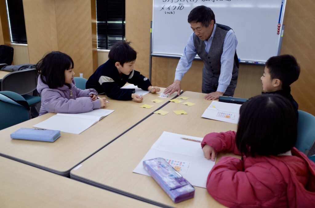 子どもたちに教える細水保宏顧問